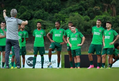 Emerson Ávila passa instruções para jogadores do Goiás
