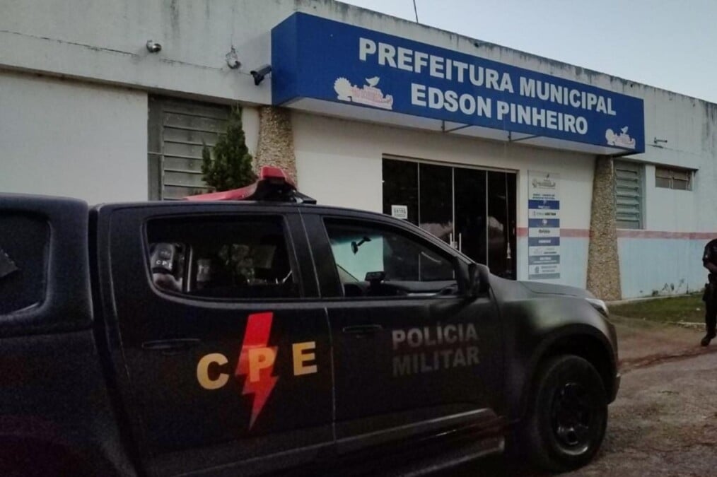 Polícia na prefeitura de São Domingos