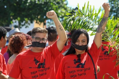 Ativistas protestam na porta de escola que demitiu professora após críticas de deputado bolsonarista