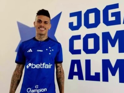 Volante Richard com a camisa do Cruzeiro