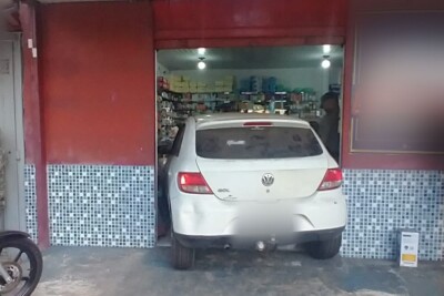 Polícia prende suspeito de jogar carro contra ex-esposa dentro de uma farmácia, em Goiânia