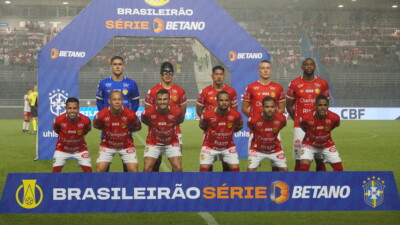 Jogadores do Vila Nova perfilados antes da partida diante do CRB