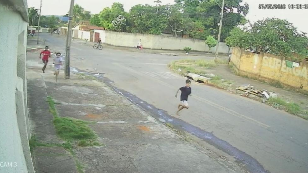 Idoso atira em vizinho após se irritar com crianças e é preso em Goiânia