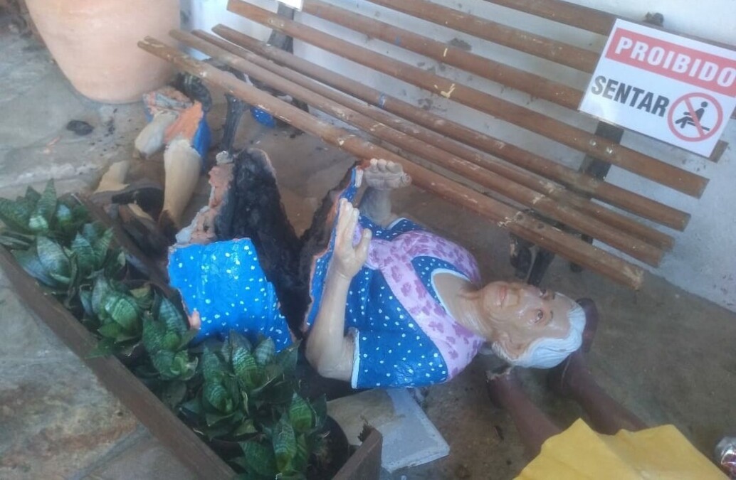 Estátua de Leodegária de Jesus também foi danificada Homem é preso após quebrar estátua de Cora Coralina no mercado de Goiás