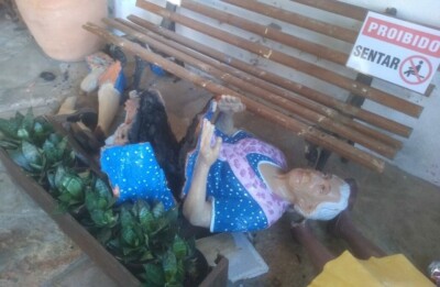 Estátua de Leodegária de Jesus também foi danificada Homem é preso após quebrar estátua de Cora Coralina no mercado de Goiás