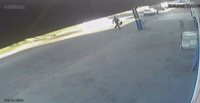 Jovem fica ferido após pisar em objeto explosivo em rua de Goiânia; vídeo Mecânico teve dois dedos do pé direito quebrados