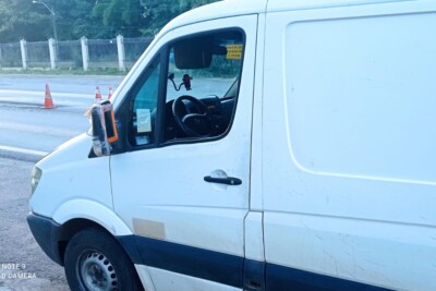 Motorista usa espelho de banheiro como retrovisor em carro em Goiás