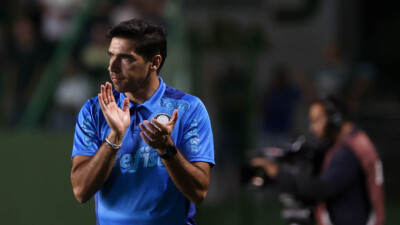 Abel Ferreira aplaudindo seus jogadores na Serrinha
