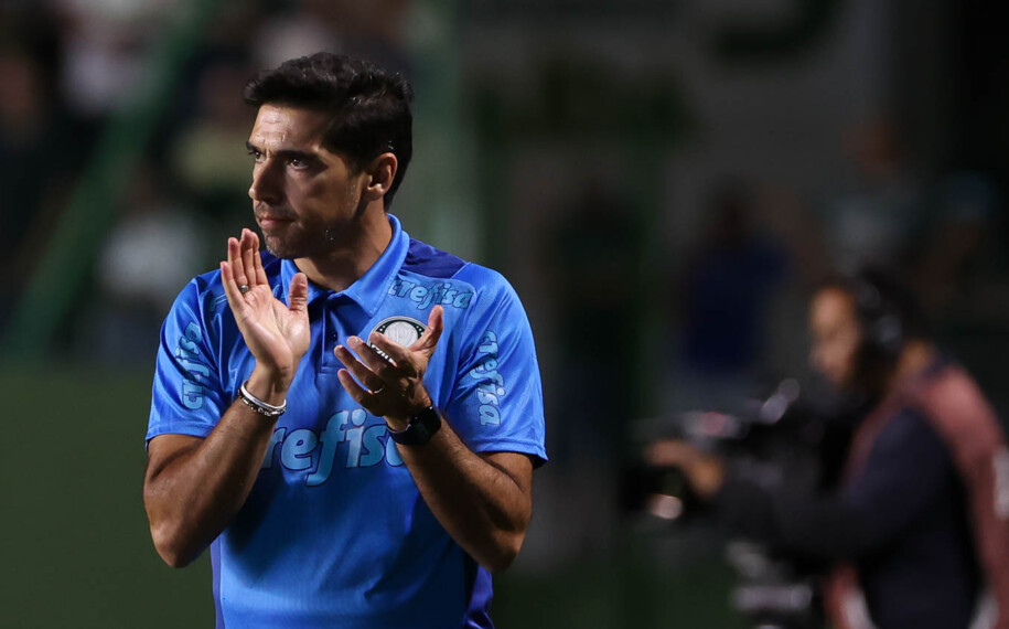 Abel Ferreira aplaudindo seus jogadores na Serrinha