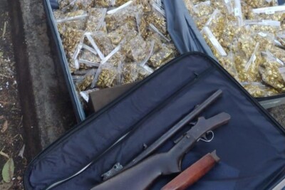 PRF prende 3 pessoas com armas, drogas e produtos de contrabando na BR-153, em Itumbiara