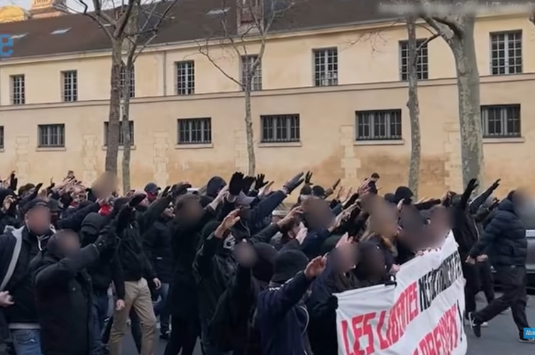 Manifestação neonazista em Paris (Foto: Reprodução)