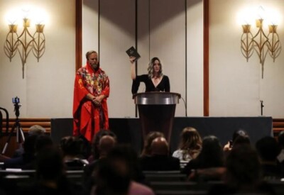 'Sacertodisa' rasga páginas de uma Bíblia e viraliza nas redes sociais Maior evento satanista do mundo reúne centenas de adeptos