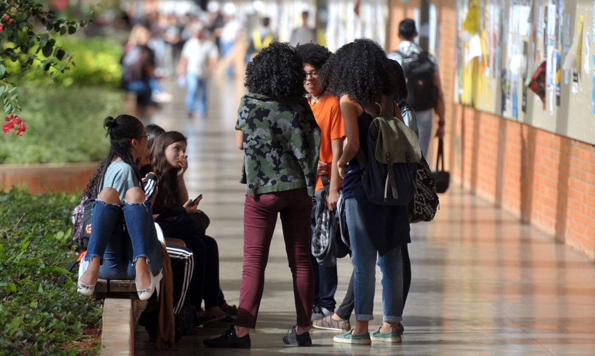 Jovens na universidade (Foto: Agência Brasil)
