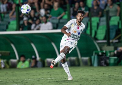 Volante Willian Oliveira jogando pelo Goiás na Serrinha