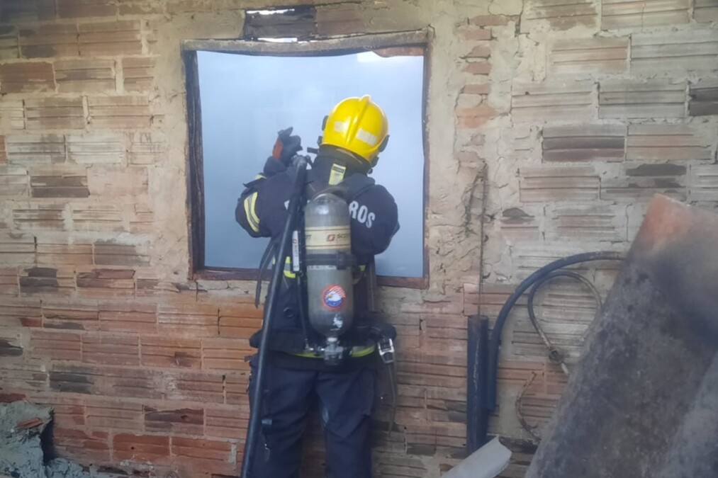 Casa não habitada pega fogo em Trindade