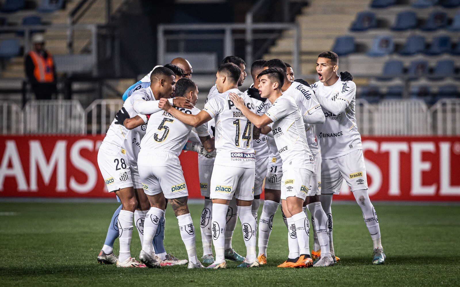 Santos cobra Conmebol após jogadores sofrerem ataques racistas no