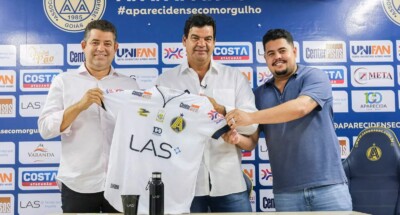 Elvis Mendes, Moacir Júnior e João Victor com camiseta da Aparecidense