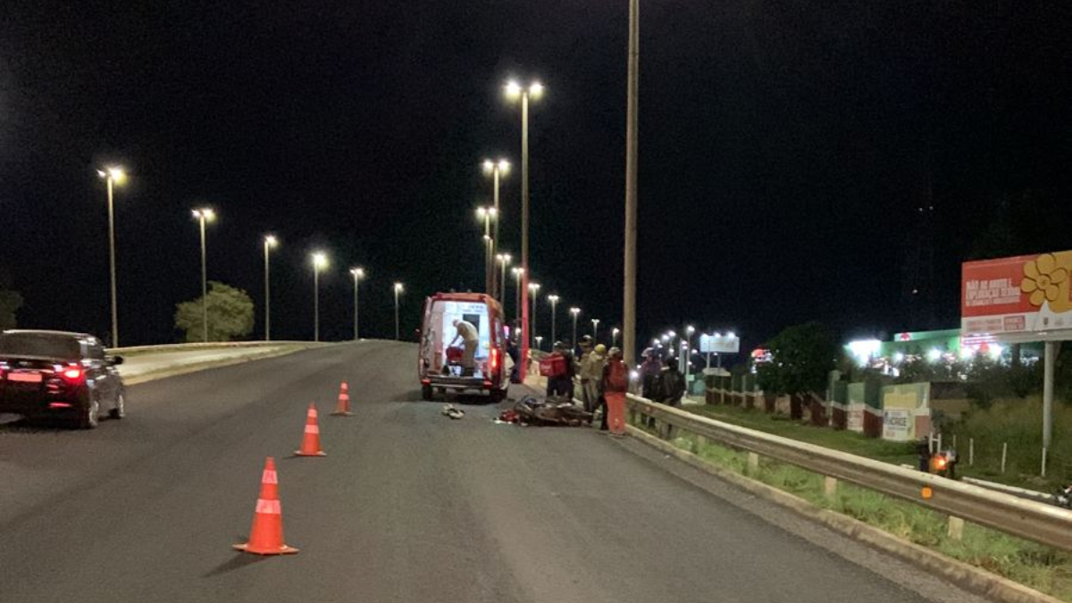 Motoqueiro morre após colisão com traseira de caminhão na BR-070