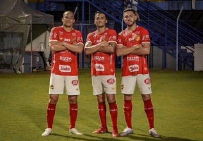 Caio Dantas, Guilherme Parede e Neto Pessoa comemoram gol pelo Vila Nova