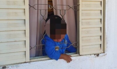 Criança é salva após ficar com a cabeça presa em janela, em Senador Canedo Corpo de Bombeiros foi acionado pela família do menor
