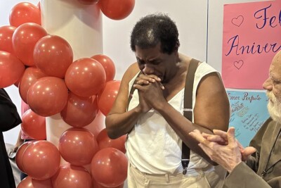 Tony Tornado completa 93 anos e se emociona com festa surpresa de colegas; veja vídeo