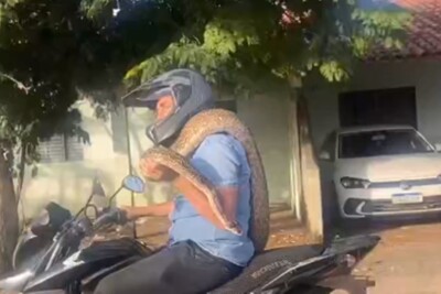 Motociclista trafega com cobra no ombro em via de Caldas Novas; vídeo