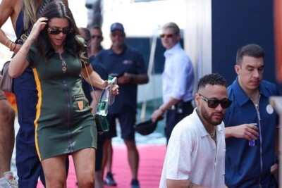 Neymar é criticado ao 'esquecer' de ajudar noiva grávida a descer escadas em Mônaco Imagens do atacante andando à frente de Bruna Biancardi