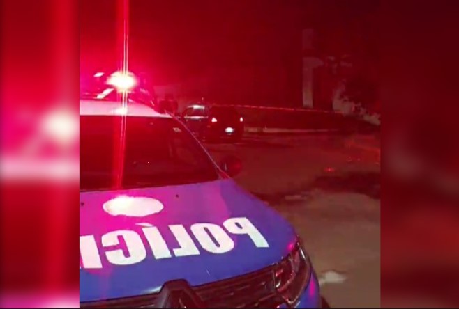 Viatura da Polícia Militar no local do crime (Foto: Reprodução/redes sociais)