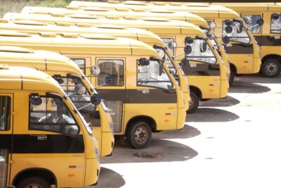 54 municípios goianos recebem novos ônibus escolares