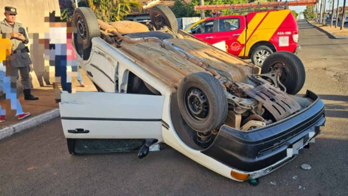Colisão entre dois veículos deixa carro capotado em Ouvidor