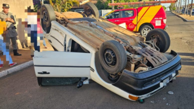 Colisão entre dois veículos deixa carro capotado em Ouvidor