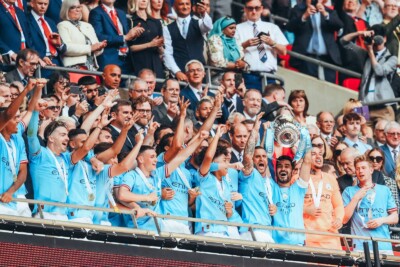 Jogadores do Manchester City com o título da Copa da Inglaterra