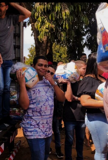 Universitários doam 230 cestas básicas em assentamento de Goiânia