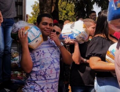 Universitários doam 230 cestas básicas em assentamento de Goiânia