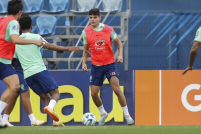 Ayrton Lucas no treino da seleção brasileira