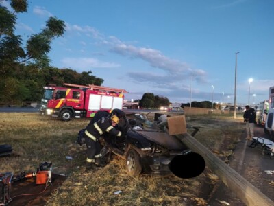Carro ficou completamente destruído (Foto: Divulgação / Corpo de Bombeiros)