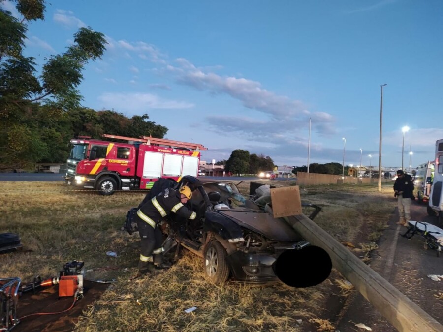 Carro ficou completamente destruído (Foto: Divulgação / Corpo de Bombeiros)