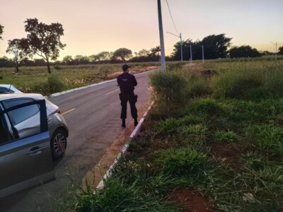 Agente durante cumprimento de mandados nesta quarta (7) (Foto: Divulgação / Polícia Civil)