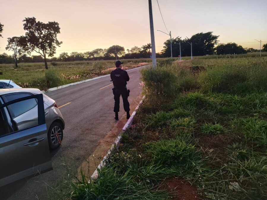 Agente durante cumprimento de mandados nesta quarta (7) (Foto: Divulgação / Polícia Civil)