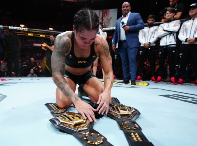 Amanda Nunes com seus dois cinturões do UFC