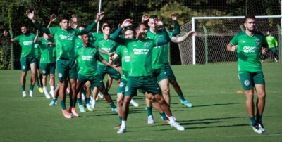 Jogadores do Goiás se aquecendo no CT Edmo Pinheiro