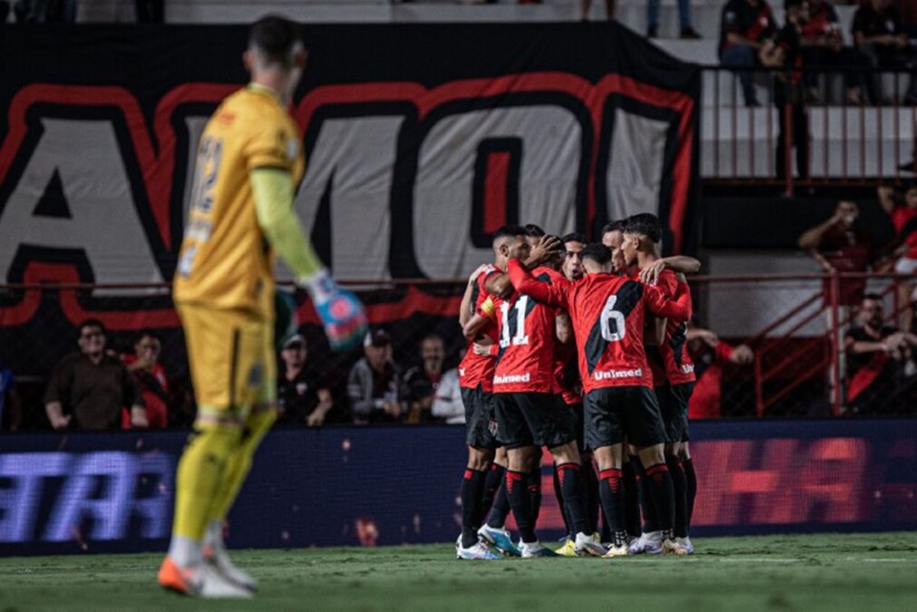 Jogadores do Atlético Goianiense comemoram gol contra a Ponte Preta