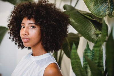 Mulher com cabelo cacheado (Foto ilustrativa: Pexels - Divulgação)