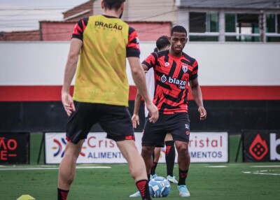 Matheus Sales em treinamento no Atlético Goianiense