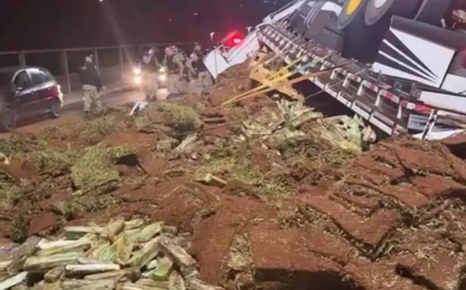 Caminhão tomba em frente a batalhão de PM em Minas Gerais e espalha maconha pela pista