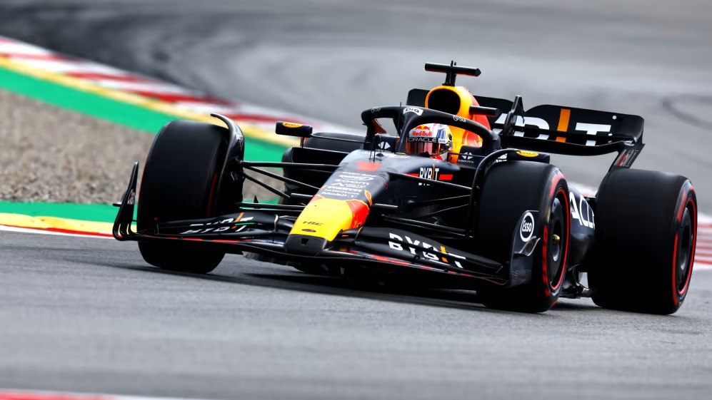 Max Verstappen pilotando na Espanha 2023