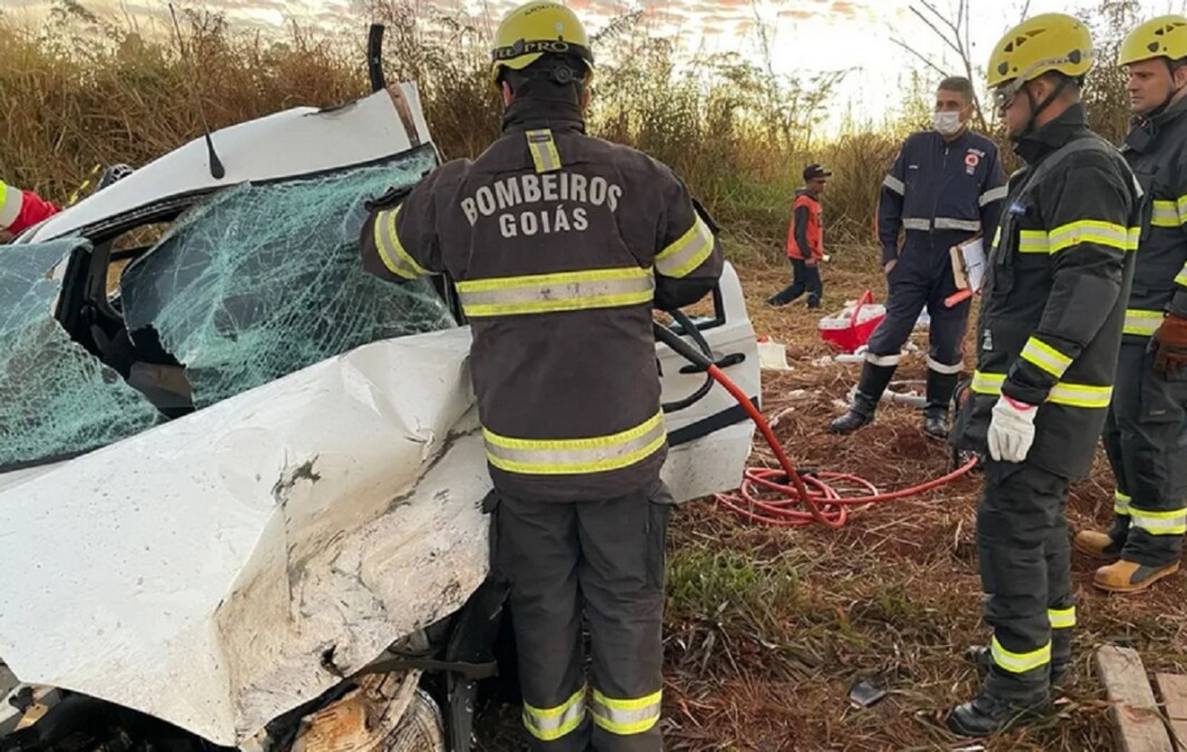 Bombeiros fazem o resgate em acidente na BR-153