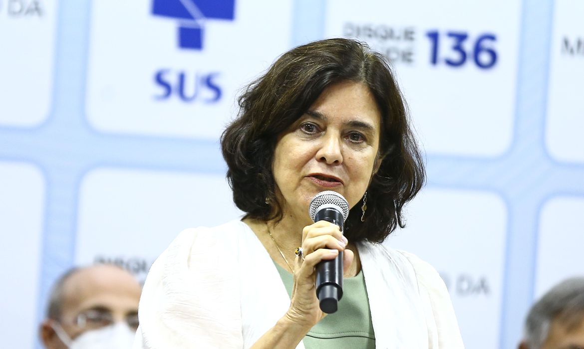 Deputado goiano recebe ministra da Saúde em audiência sobre atualizações de leis sobre a Covid