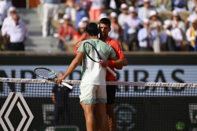 Alcaraz e Djokovic se abraçam em Roland Garros