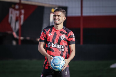 Meia Marco Antônio com a camisa do Atlético Goianiense